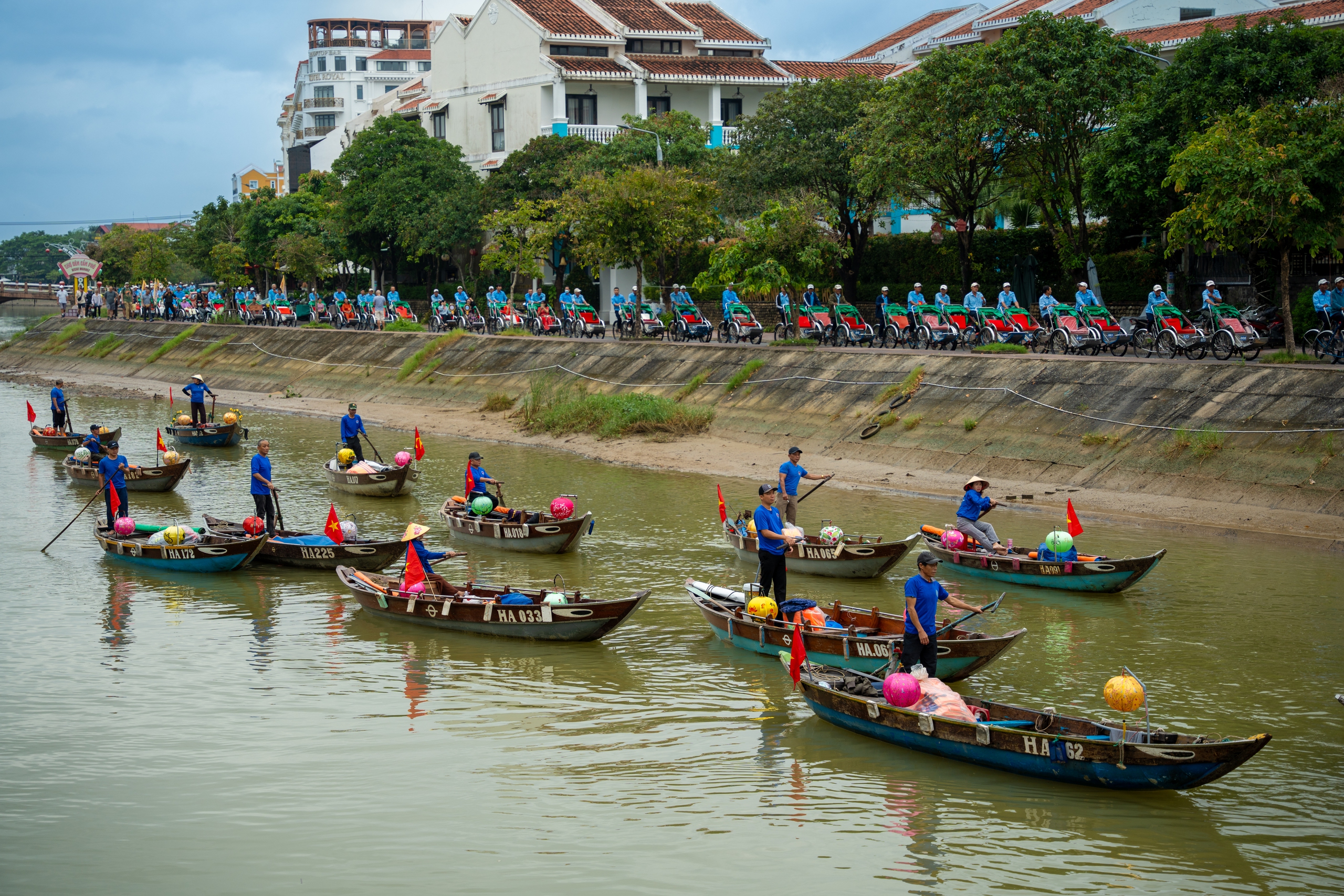 Ghe bơi, xích lô diễu hành kỷ niệm 25 năm Hội An là di sản thế giới- Ảnh 6. Ghe bơi, xích lô diễu hành kỷ niệm 25 năm Hội An là di sản thế giới- Ảnh 6.