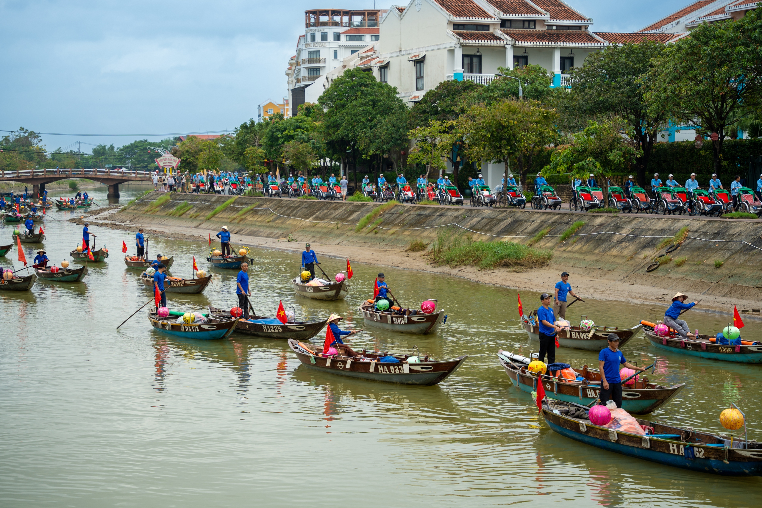 Ghe bơi, xích lô diễu hành kỷ niệm 25 năm Hội An là di sản thế giới- Ảnh 7. Ghe bơi, xích lô diễu hành kỷ niệm 25 năm Hội An là di sản thế giới- Ảnh 7.