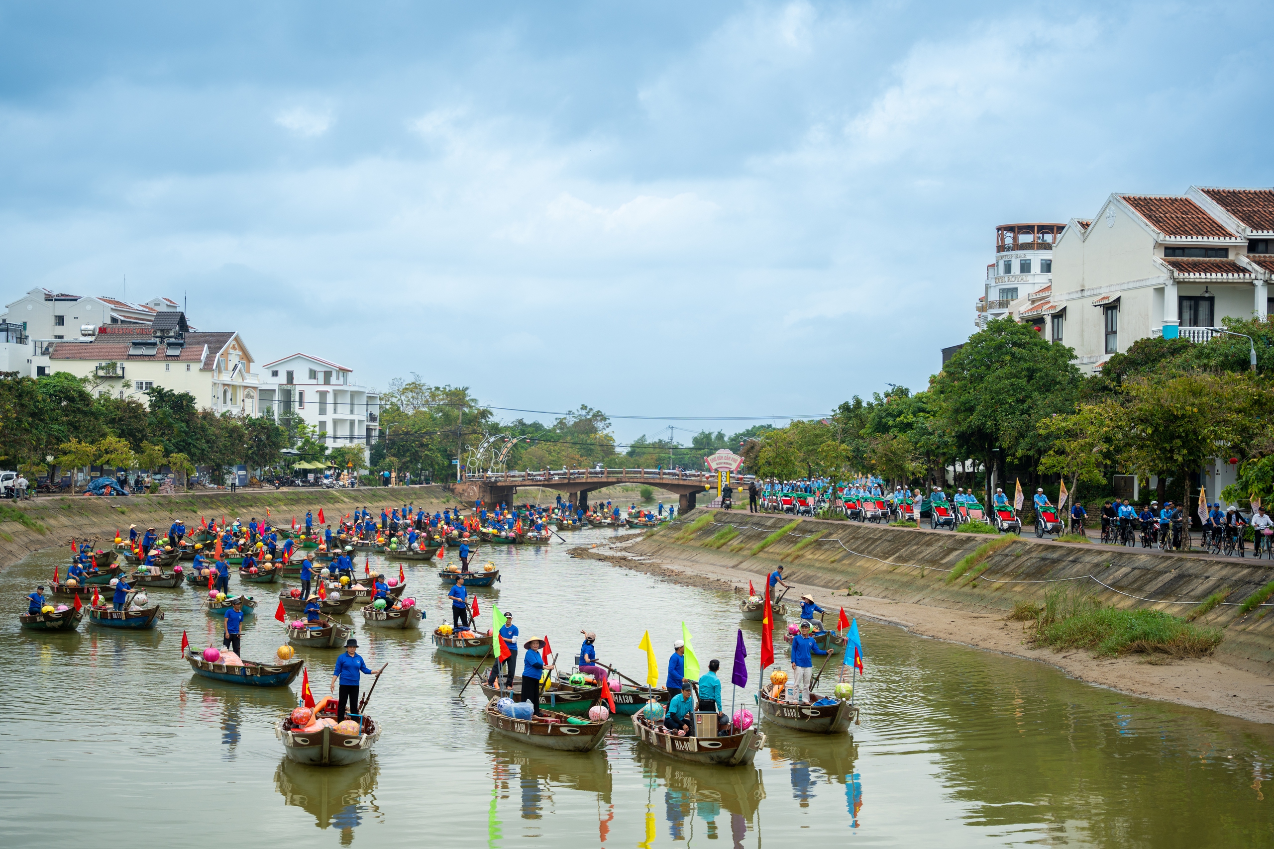 Ghe bơi, xích lô diễu hành kỷ niệm 25 năm Hội An là di sản thế giới- Ảnh 8. Ghe bơi, xích lô diễu hành kỷ niệm 25 năm Hội An là di sản thế giới- Ảnh 8.