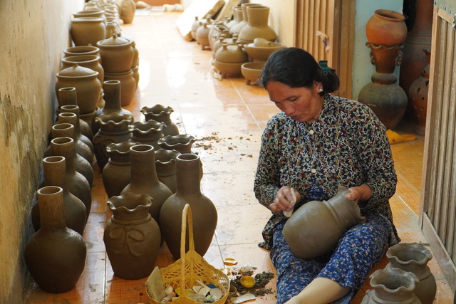 Những đôi bàn tay khéo léo gìn giữ nghề gốm hơn 800 năm tuổi - Ảnh 2. Những đôi bàn tay khéo léo gìn giữ nghề gốm hơn 800 năm tuổi - Ảnh 2.