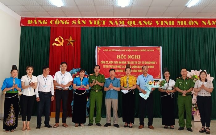 Mô hình “Địa chỉ tin cậy tại cộng đồng” xã Chiềng Khoang, huyện Quỳnh Nhai được củng cố kiện toàn trong năm 2024 với 08 thành viên. Mô hình “Địa chỉ tin cậy tại cộng đồng” xã Chiềng Khoang, huyện Quỳnh Nhai được củng cố kiện toàn trong năm 2024 với 08 thành viên.