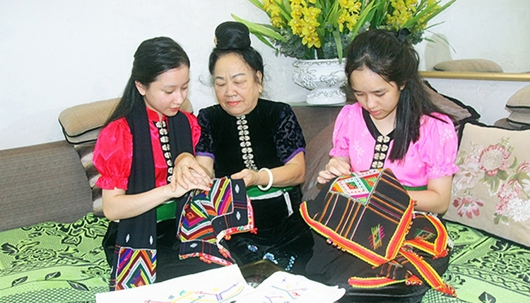 Tỉnh Sơn La hiện có 20 nữ nhà giáo ưu tú; 5 nữ nhà giáo tiêu biểu toàn quốc; 2 nữ phó giáo sư - tiến sỹ; 46 nữ tiến sỹ; 4 nữ nghệ sĩ ưu tú, 7 nữ nghệ nhân ưu tú; 19 nữ thầy thuốc ưu tú... (Trong ahr: Nghệ nhân ưu tú Hoàng Thị Mai, ở tổ 4, phường Chiềng An, TP. Sơn La dạy cho các cháu kỹ thuật thêu khăn piêu). Tỉnh Sơn La hiện có 20 nữ nhà giáo ưu tú; 5 nữ nhà giáo tiêu biểu toàn quốc; 2 nữ phó giáo sư - tiến sỹ; 46 nữ tiến sỹ; 4 nữ nghệ sĩ ưu tú, 7 nữ nghệ nhân ưu tú; 19 nữ thầy thuốc ưu tú... (Trong ahr: Nghệ nhân ưu tú Hoàng Thị Mai, ở tổ 4, phường Chiềng An, TP. Sơn La dạy cho các cháu kỹ thuật thêu khăn piêu).