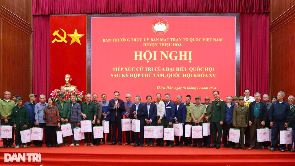 Bộ trưởng Đào Ngọc Dung tặng quà người có công, hộ nghèo ở Thanh Hóa - 3 Bộ trưởng Đào Ngọc Dung tặng quà người có công, hộ nghèo ở Thanh Hóa - 3