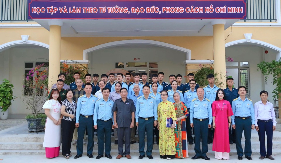 Trường THPT và Tiểu đoàn huấn luyện chiến sĩ mới tăng cường tình đoàn kết.