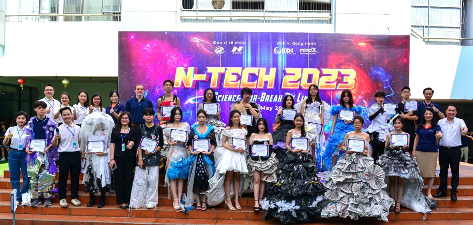 Học sinh Newton có nhiều sáng tạo tại cuộc thi thiết kế thời trang từ vật liệu tái chế.