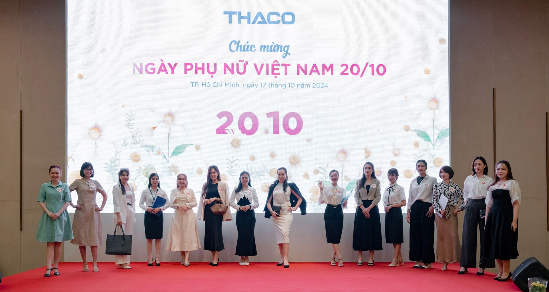 15 thí sinh tham gia cuộc thi “Duyên dáng công sở” 15 thí sinh tham gia cuộc thi “Duyên dáng công sở”