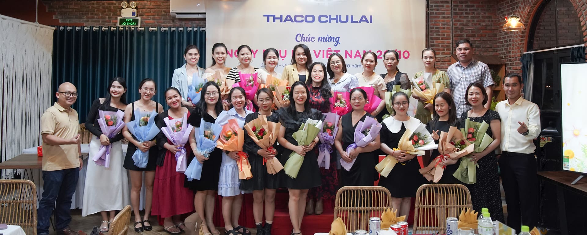 Những bó hoa tươi thắm dành tặng nữ CBNV tại Văn phòng THACO Chu Lai 1