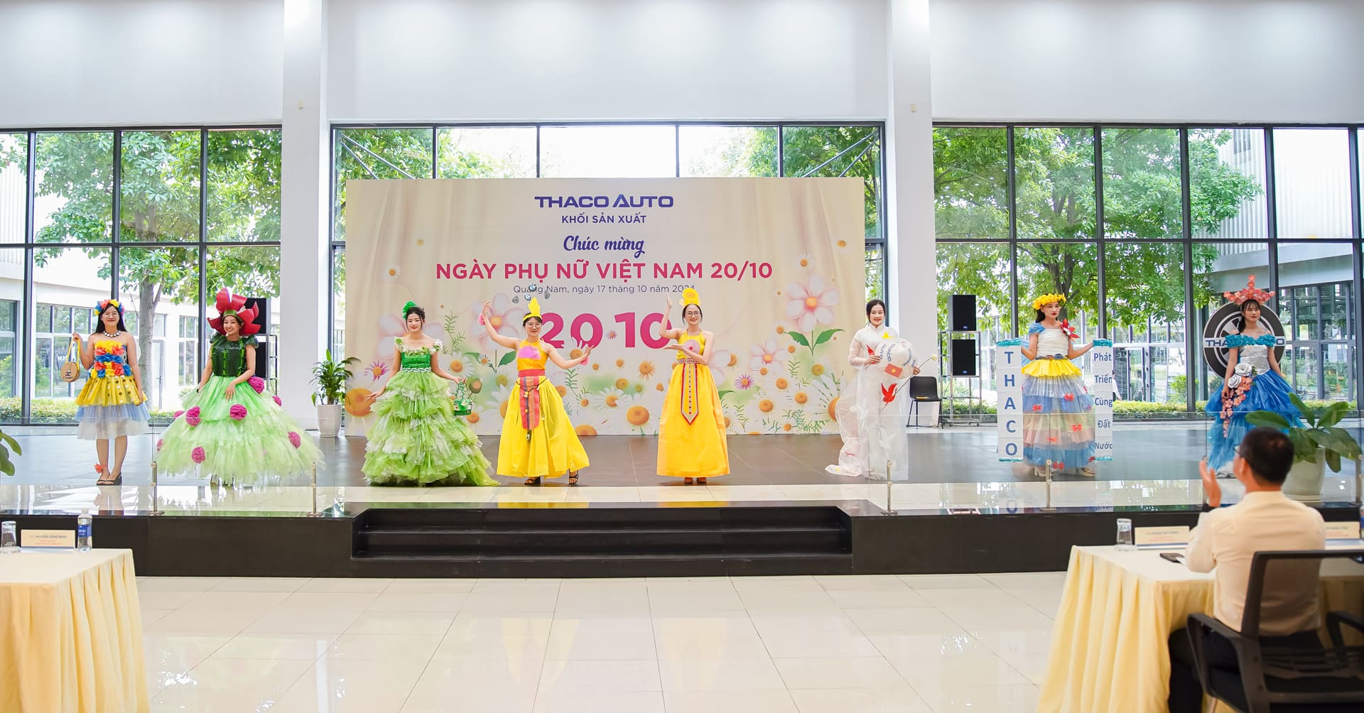 Cuộc thi thời trang tái chế với chủ đề “Rác cho tôi, môi trường cho bạn” của Khối Sản xuất THACO AUTO gây ấn tượng với những bộ trang phục sáng tạo, đầy màu sắc 2