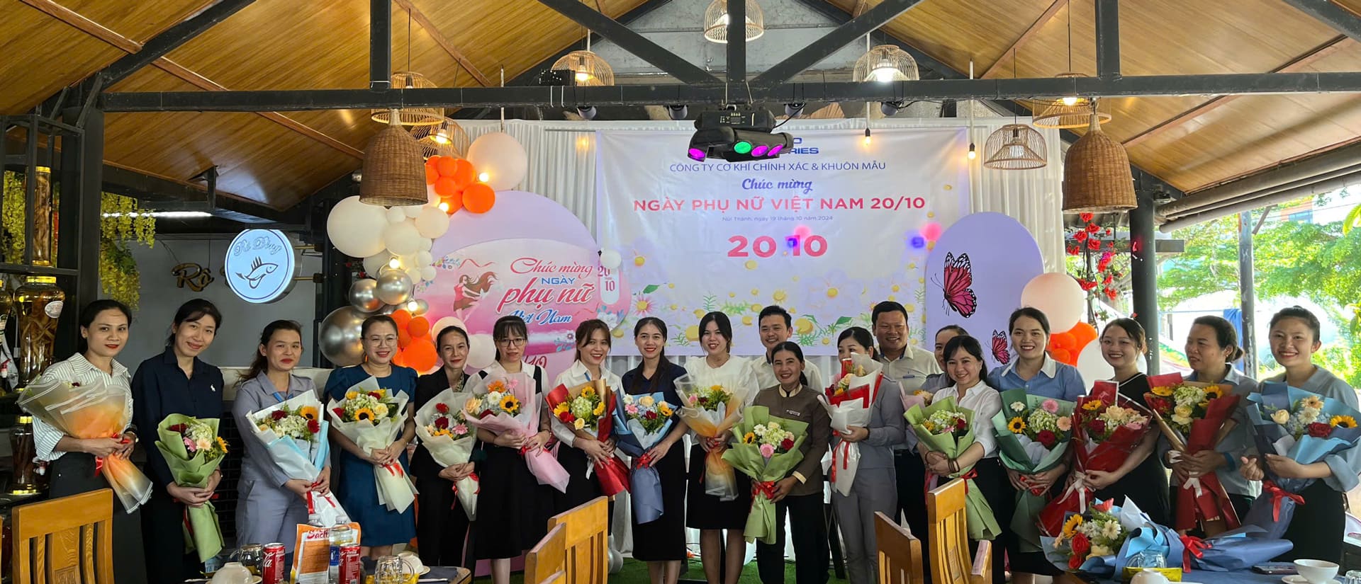 Nữ CB.CNV Nhà máy Sản xuất Khuôn (THACO INDUSTRIES) nhận những bó hoa tươi thắm từ lãnh đạo 3