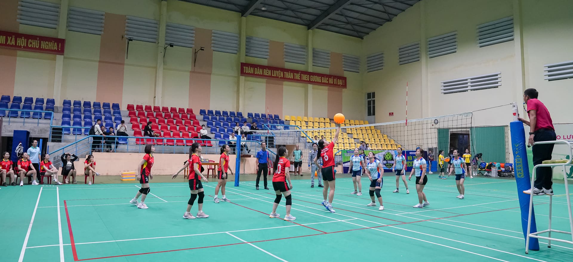 Trận đấu bóng chuyền giữa đội Liên quân Khối Sản xuất và Liên quân Tải & Bus 6
