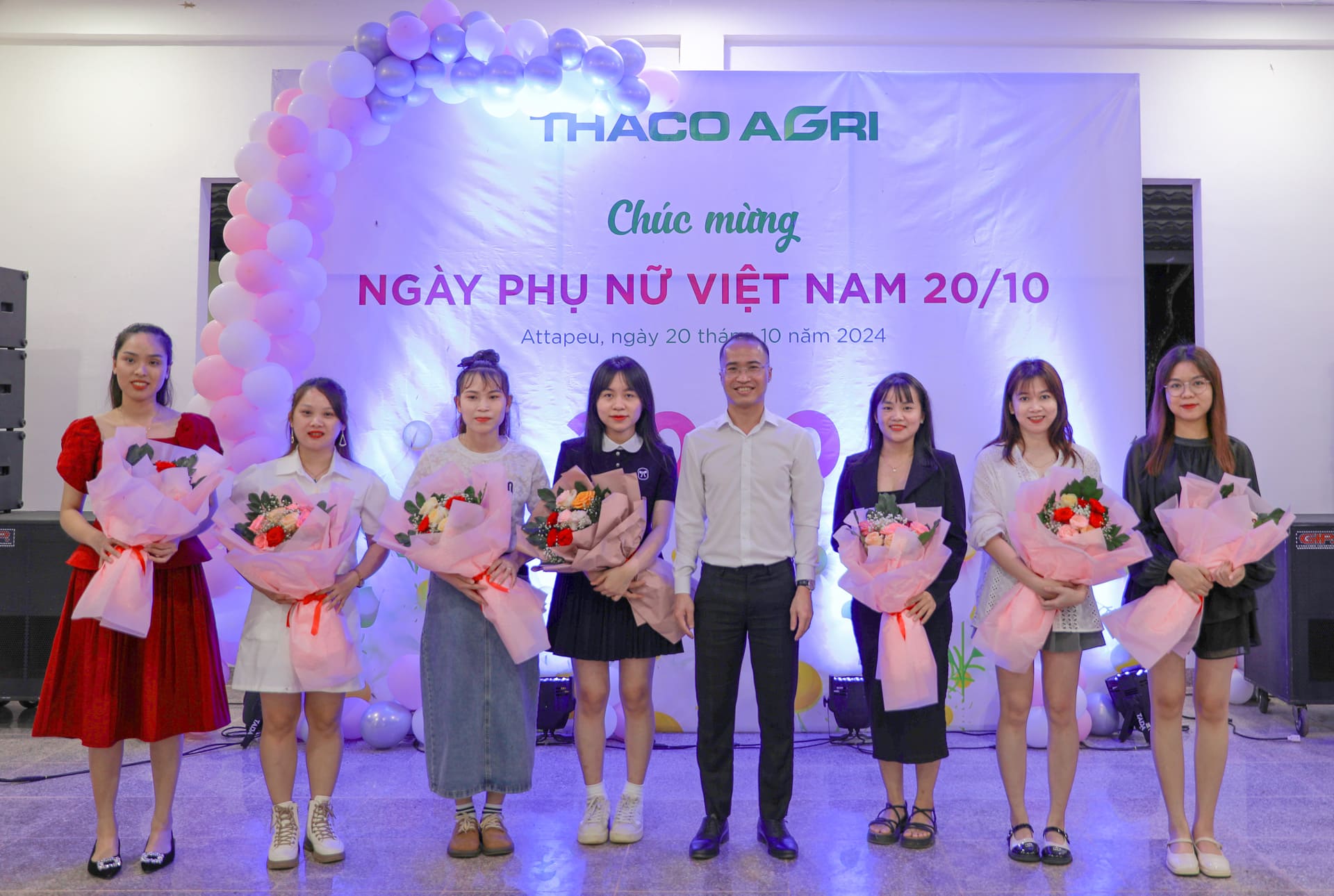 Nữ CB.CNV nhận những bó hoa tươi thắm nhân ngày 20/10 tại KLH HAGL AGRICO Lào Nữ CB.CNV nhận những bó hoa tươi thắm nhân ngày 20/10 tại KLH HAGL AGRICO Lào