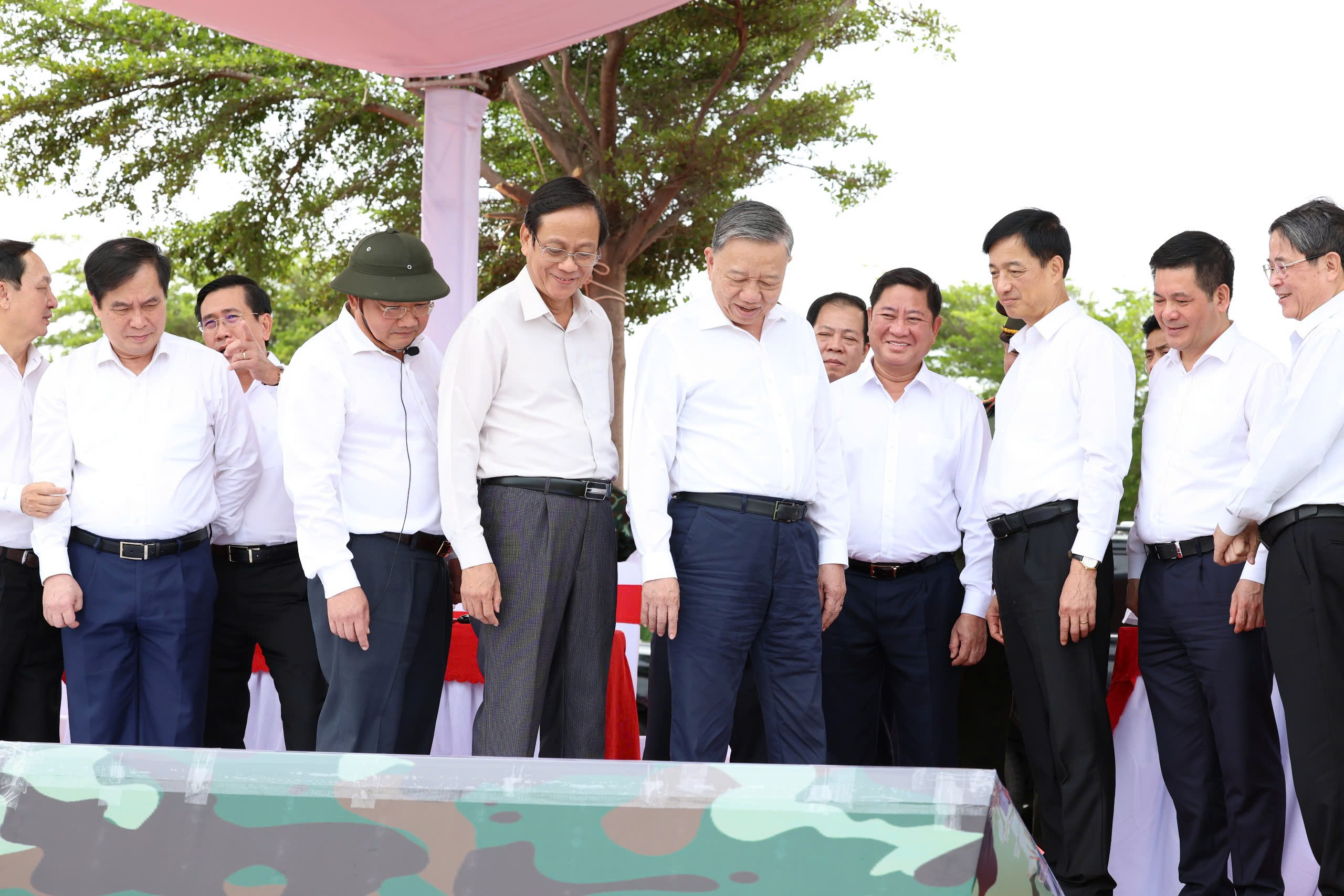 Tổng Bí thư Tô Lâm kiểm tra vị trí xây dựng nhà máy điện hạt nhân Ninh Thuận- Ảnh 2. Tổng Bí thư Tô Lâm kiểm tra vị trí xây dựng nhà máy điện hạt nhân Ninh Thuận- Ảnh 2.