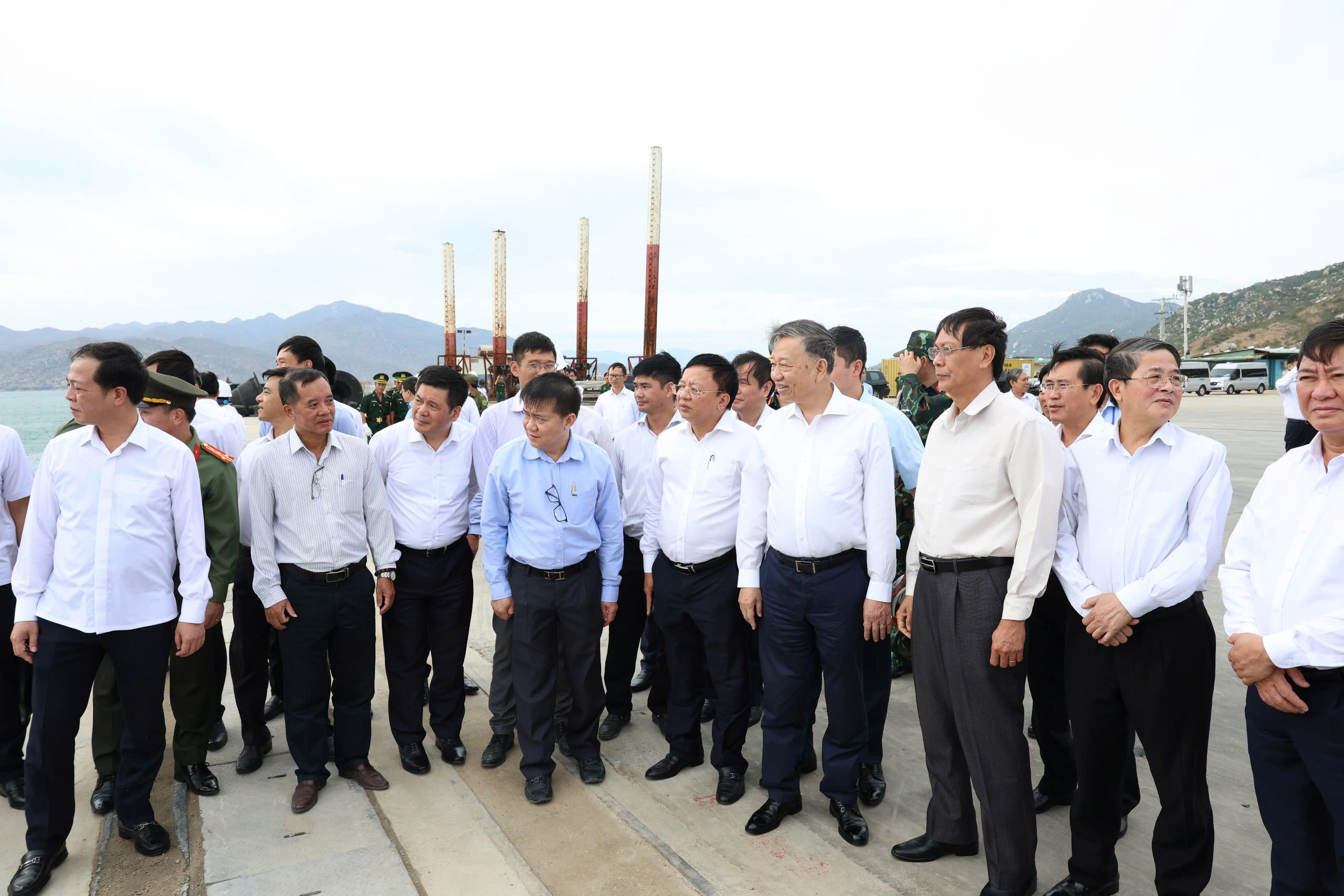 Tổng Bí thư Tô Lâm kiểm tra vị trí xây dựng nhà máy điện hạt nhân Ninh Thuận- Ảnh 3. Tổng Bí thư Tô Lâm kiểm tra vị trí xây dựng nhà máy điện hạt nhân Ninh Thuận- Ảnh 3.
