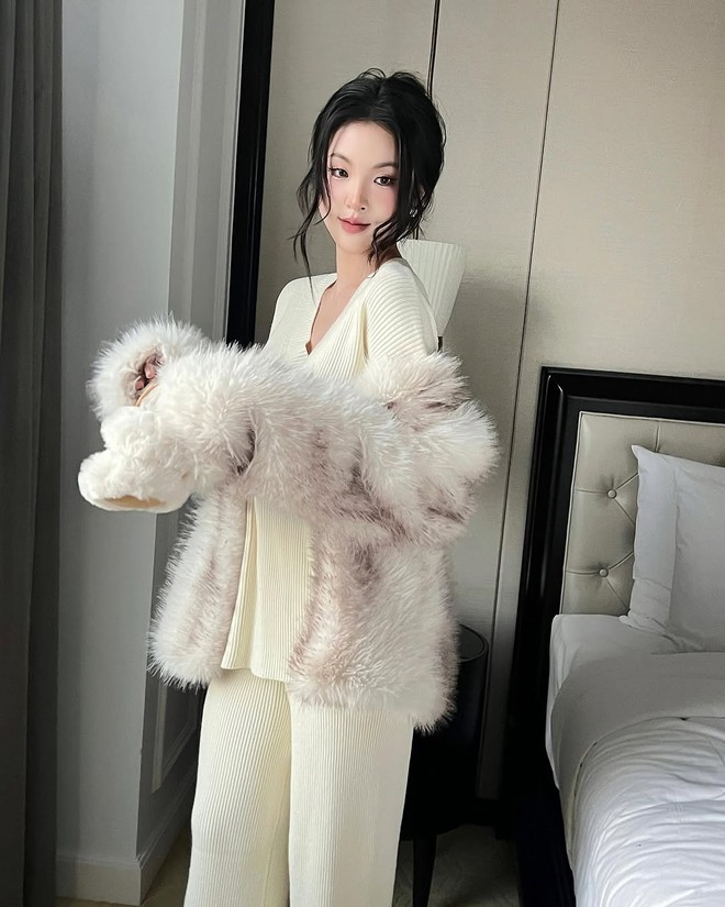 Phong cách tối giản cho nàng thích sự nhẹ nhàng mùa Noel sắp tới- Ảnh 7. Phong cách tối giản cho nàng thích sự nhẹ nhàng mùa Noel sắp tới- Ảnh 7.