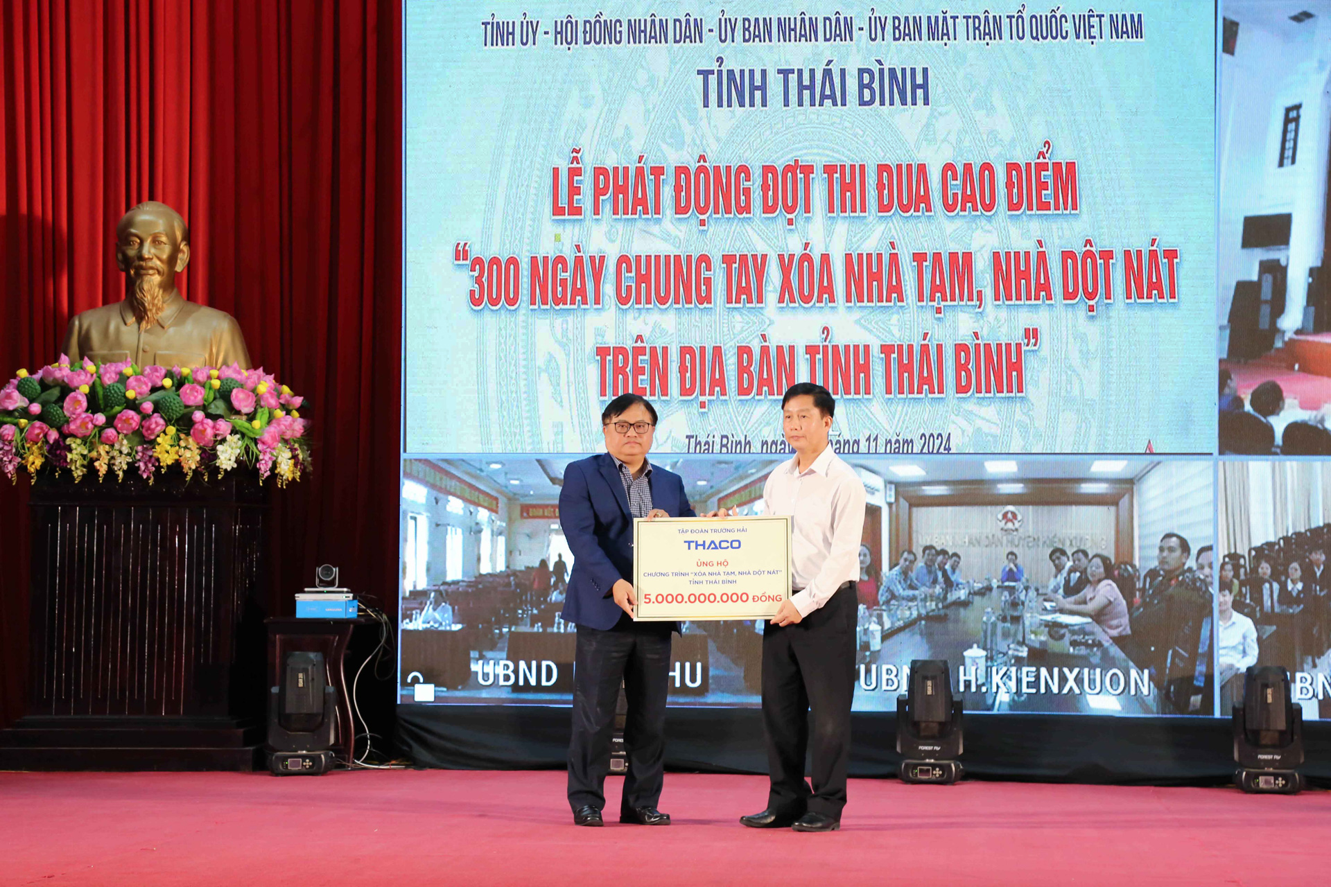 Đại diện THACO, ông Nguyễn Quốc Trung, Phó Tổng Giám đốc THADICO (trái) trao bảng ủng hộ chương trình "Xóa nhà tạm, nhà dột nát" tỉnh Thái Bình 2.2-