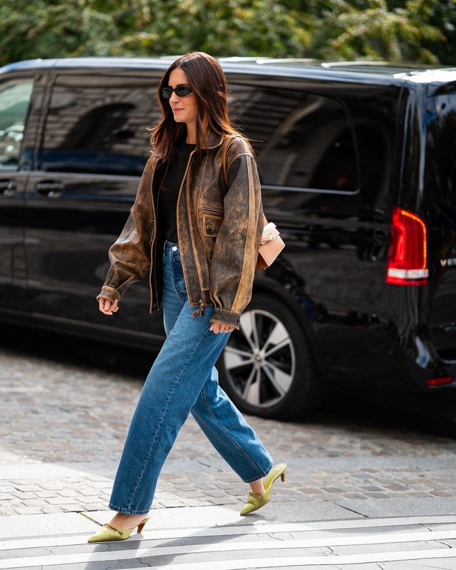 Chiếc quần jeans ống đứng thần thánh giúp người mặc cao và thon gọn hơn- Ảnh 5. Chiếc quần jeans ống đứng thần thánh giúp người mặc cao và thon gọn hơn- Ảnh 5.