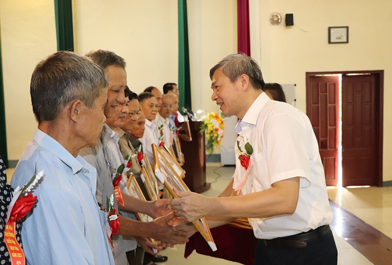 Ông Mai Xuân Bình, Trưởng Ban Dân tộc tỉnh Thanh Hóa tặng giấy khen cho các điển hình tiên tiến trong vùng đồng bào DTTS&MN huyện Quan Hóa năm 2023 Ông Mai Xuân Bình, Trưởng Ban Dân tộc tỉnh Thanh Hóa tặng giấy khen cho các điển hình tiên tiến trong vùng đồng bào DTTS&MN huyện Quan Hóa năm 2023