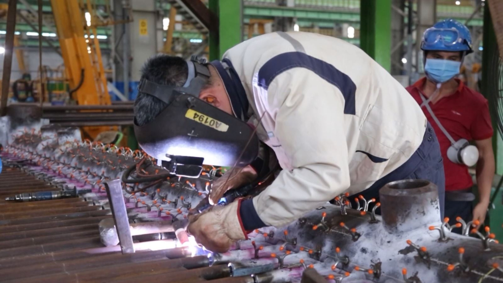 Vượt khó khăn và thách thức, Quảng Ngãi giữ vững tốc độ tăng trưởng- Ảnh 2. Vượt khó khăn và thách thức, Quảng Ngãi giữ vững tốc độ tăng trưởng- Ảnh 2.