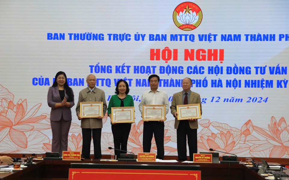 Chủ tịch Ủy ban Mặt trận Tổ quốc Việt Nam TP Hà Nội Nguyễn Lan Hương trao Bằng khen cho các thành viên các HĐTV có những đóng góp cho công tác Mặt trận TP, nhiệm kỳ 2019-2024