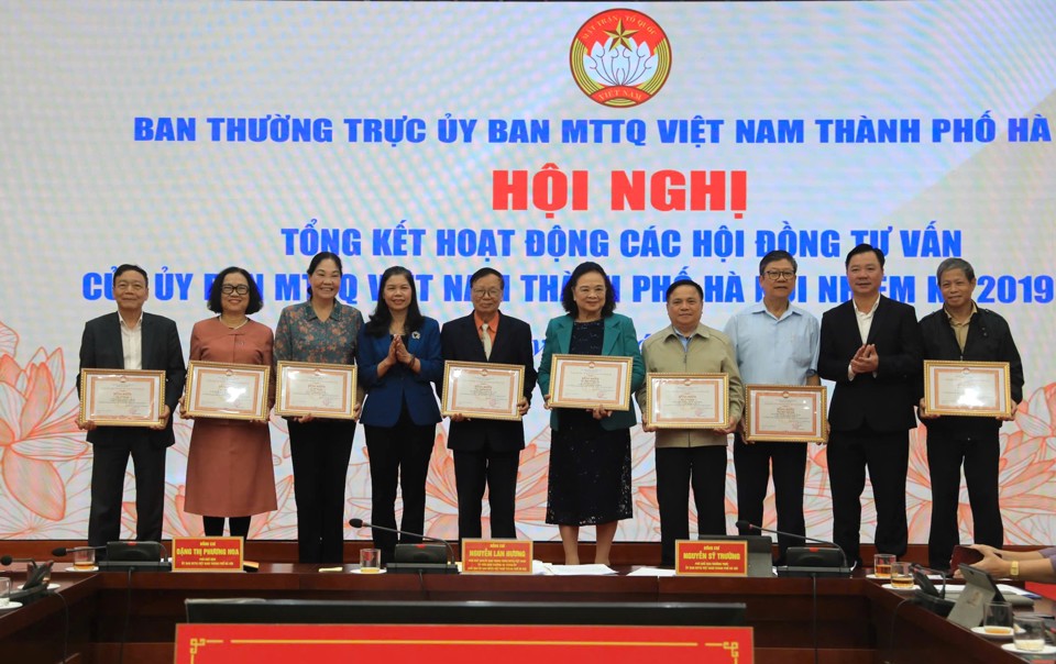 Phó Chủ tịch Thường trực Ủy ban Mặt trận Tổ quốc Việt Nam TP Hà Nội Nguyễn Sỹ Trường, Phó Chủ tịch Ủy ban Mặt trận Tổ quốc Việt Nam TP Hà Nội Đặng Thị Phương Hoa trao Bằng khen cho các thành viên các HĐTV