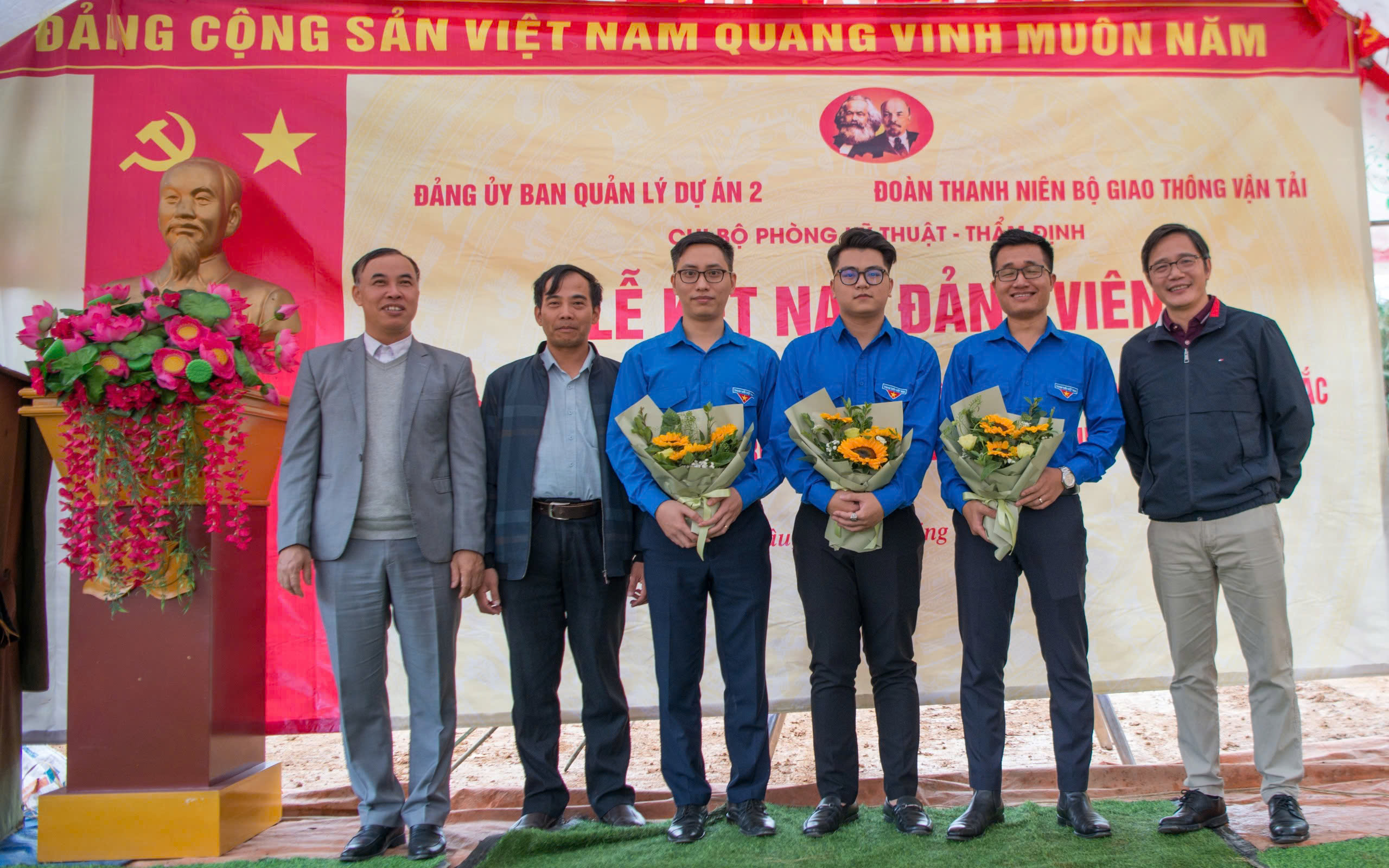 Lần đầu Đoàn Bộ GTVT có đoàn viên được kết nạp Đảng tại công trường- Ảnh 2. Lần đầu Đoàn Bộ GTVT có đoàn viên được kết nạp Đảng tại công trường- Ảnh 2.