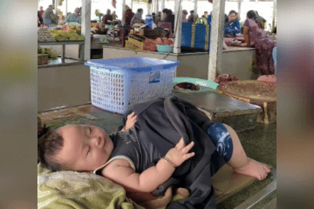 Chợ ế ẩm, tiểu thương vẫn cười lớn vì hành động của bé trai bụ bẫm - 2 Chợ ế ẩm, tiểu thương vẫn cười lớn vì hành động của bé trai bụ bẫm - 2