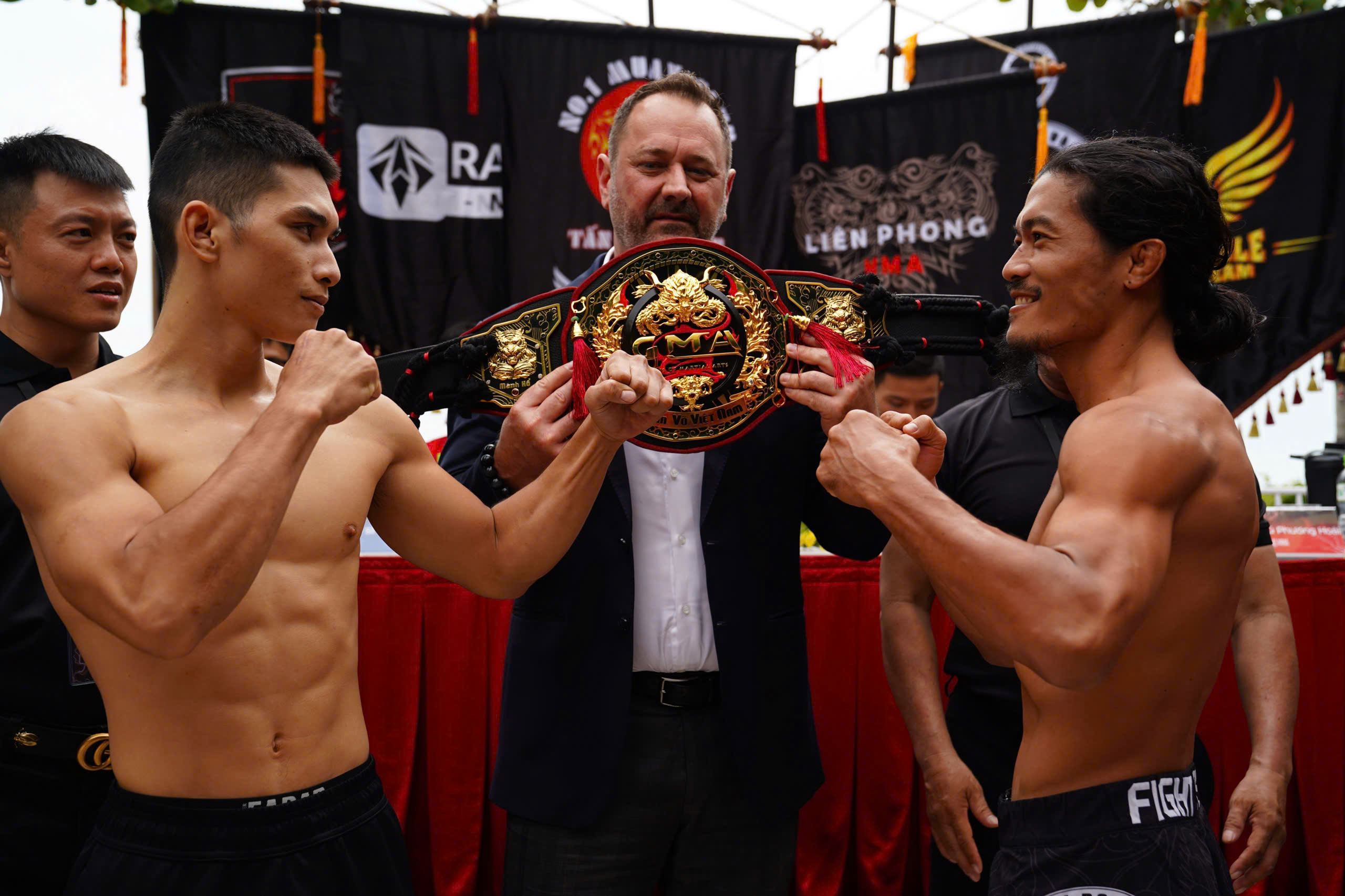 Johnny Trí Nguyễn với món quà đặc biệt cho 5 nhà vô địch 'Thần võ Việt Nam'- Ảnh 3. Johnny Trí Nguyễn với món quà đặc biệt cho 5 nhà vô địch 'Thần võ Việt Nam'- Ảnh 3.