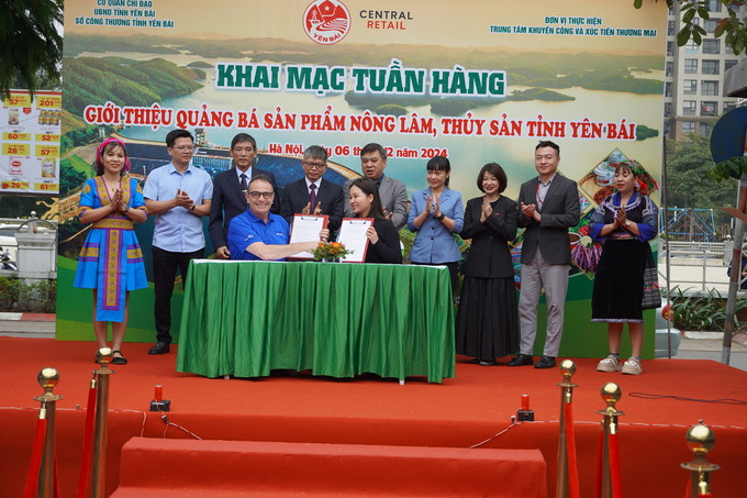 1-ky-ket-thoa-thuan-hop-tac-giua-cac-don-vi-cua-tinh-yen-bai-va-dai-dien-tap-doan-central-retail-164025_343.jpg Lễ ký kết thỏa thuận hợp tác giữa các đơn vị của tỉnh Yên Bái và Tập đoàn Central Retail.