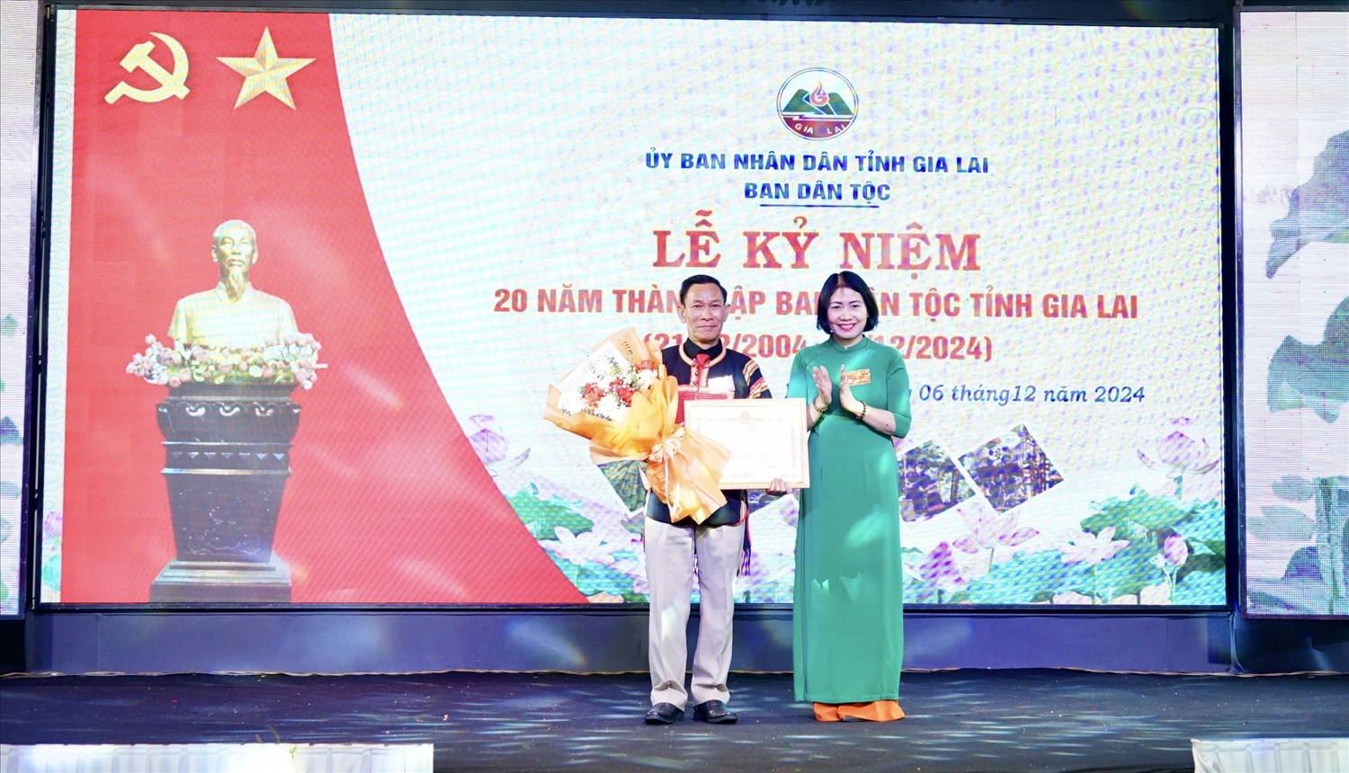 Thừa ủy quyền lãnh đạo Ủy ban Dân tộc, bà Phạm Thị Phước An - Phó Vụ trưởng vụ công tác Dân tộc địa phương, Ủy ban Dân tộc đã tặng Bằng khen của Bộ trưởng, Chủ nhiệm Ủy ban Dân tộc cho tập thể Ban Dân tộc tỉnh Gia Lai có thành tích xuất sắc trong thực hiện công tác dân tộc, chính sách dân tộc trên địa bàn. Thừa ủy quyền, bà Phạm Thị Phước An - Phó Vụ trưởng vụ công tác Dân tộc địa phương, Ủy ban Dân tộc tặng Bằng khen của Bộ trưởng, Chủ nhiệm Ủy ban Dân tộc cho tập thể Ban Dân tộc tỉnh Gia Lai