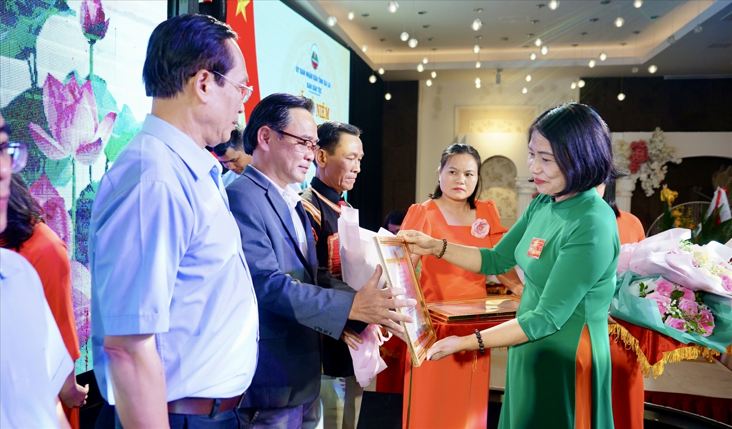 Thừa ủy quyền lãnh đạo Ủy ban Dân tộc, bà Phạm Thị Phước An - Phó Vụ trưởng Vụ Công tác Dân tộc địa phương, Ủy ban Dân tộc trao tặng Bằng khen của Bộ trưởng, Chủ nhiệm Ủy ban Dân tộc cho tập thể và cá nhân có thành tích xuất sắc trong thực hiện công tác dân tộc, chính sách dân tộc trên địa bàn Thừa ủy quyền lãnh đạo Ủy ban Dân tộc, bà Phạm Thị Phước An - Phó Vụ trưởng Vụ Công tác Dân tộc địa phương, Ủy ban Dân tộc trao tặng Bằng khen của Bộ trưởng, Chủ nhiệm Ủy ban Dân tộc cho tập thể và cá nhân có thành tích xuất sắc trong thực hiện công tác dân tộc, chính sách dân tộc trên địa bàn