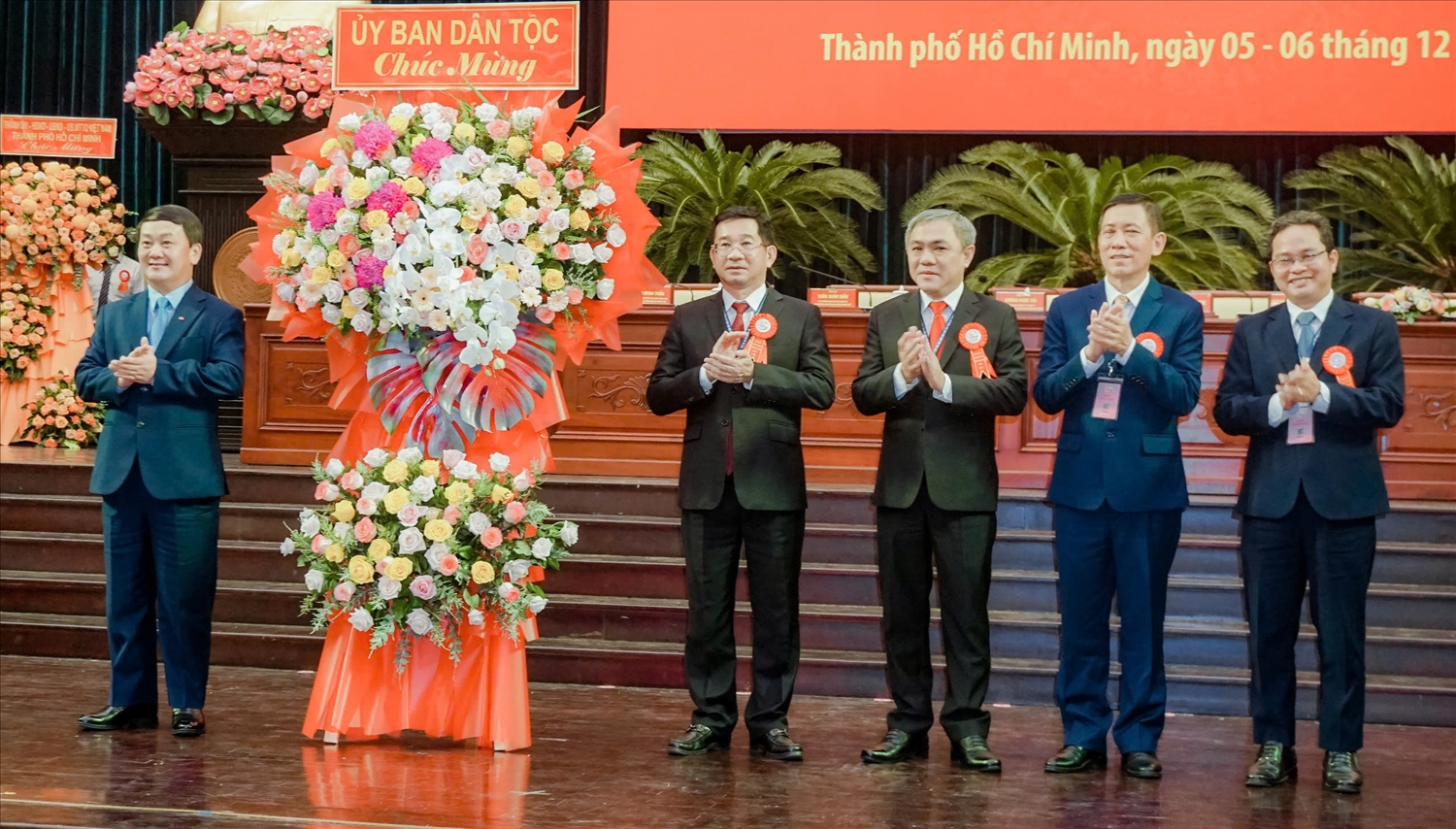 Bộ trưởng, Chủ nhiệm Ủy ban Dân tộc Hầu A Lềnh tặng hoa chúc mừng Đại hội Bộ trưởng, Chủ nhiệm Ủy ban Dân tộc Hầu A Lềnh tặng hoa chúc mừng Đại hội