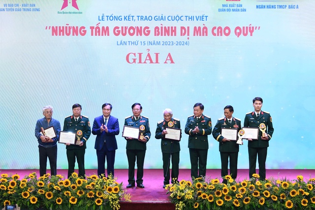Cuộc thi "Những tấm gương bình dị mà cao quý" lần thứ 15 trao giải cho 35 tác phẩm xuất sắc - Ảnh 2. Cuộc thi "Những tấm gương bình dị mà cao quý" lần thứ 15 trao giải cho 35 tác phẩm xuất sắc - Ảnh 2.