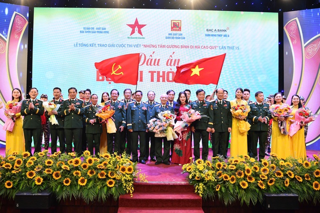 Cuộc thi "Những tấm gương bình dị mà cao quý" lần thứ 15 trao giải cho 35 tác phẩm xuất sắc - Ảnh 3. Cuộc thi "Những tấm gương bình dị mà cao quý" lần thứ 15 trao giải cho 35 tác phẩm xuất sắc - Ảnh 3.
