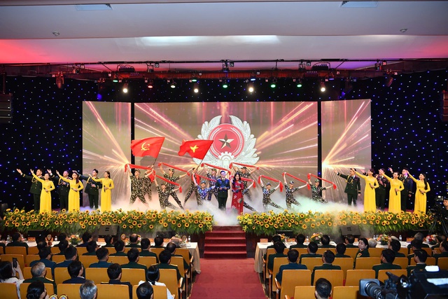Cuộc thi "Những tấm gương bình dị mà cao quý" lần thứ 15 trao giải cho 35 tác phẩm xuất sắc - Ảnh 4. Cuộc thi "Những tấm gương bình dị mà cao quý" lần thứ 15 trao giải cho 35 tác phẩm xuất sắc - Ảnh 4.