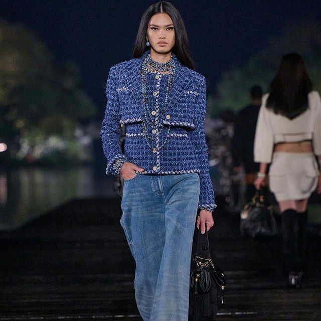 Quần jeans và áo tweed, cặp đôi 'vàng' của thời trang mùa lạnh- Ảnh 2. Quần jeans và áo tweed, cặp đôi 'vàng' của thời trang mùa lạnh- Ảnh 2.