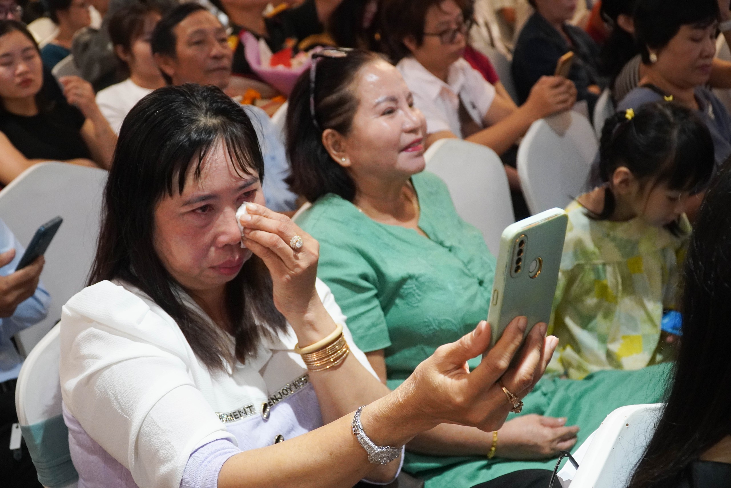 Phụ huynh bật khóc khi con vừa tốt nghiệp đã có việc làm- Ảnh 3. Phụ huynh bật khóc khi con vừa tốt nghiệp đã có việc làm- Ảnh 3.
