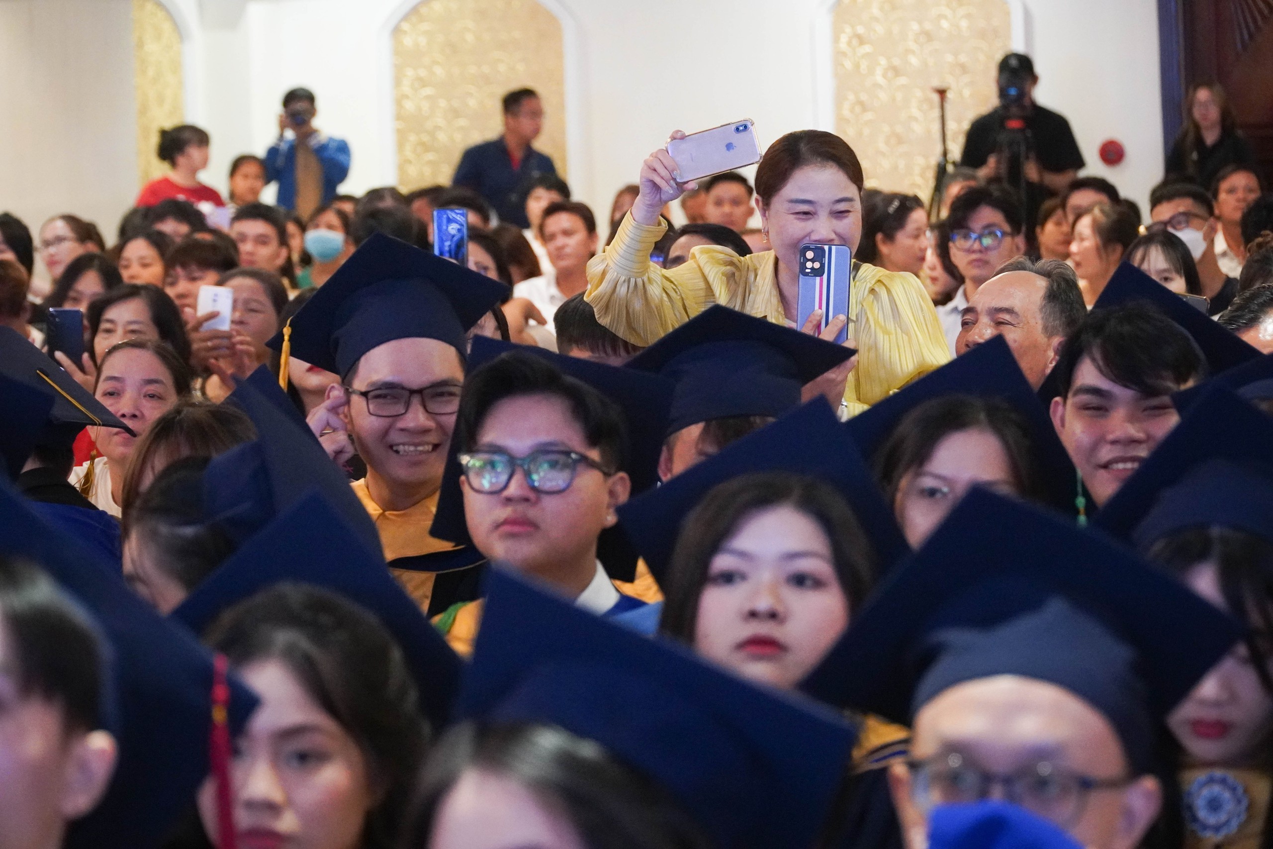 Phụ huynh bật khóc khi con vừa tốt nghiệp đã có việc làm- Ảnh 4. Phụ huynh bật khóc khi con vừa tốt nghiệp đã có việc làm- Ảnh 4.