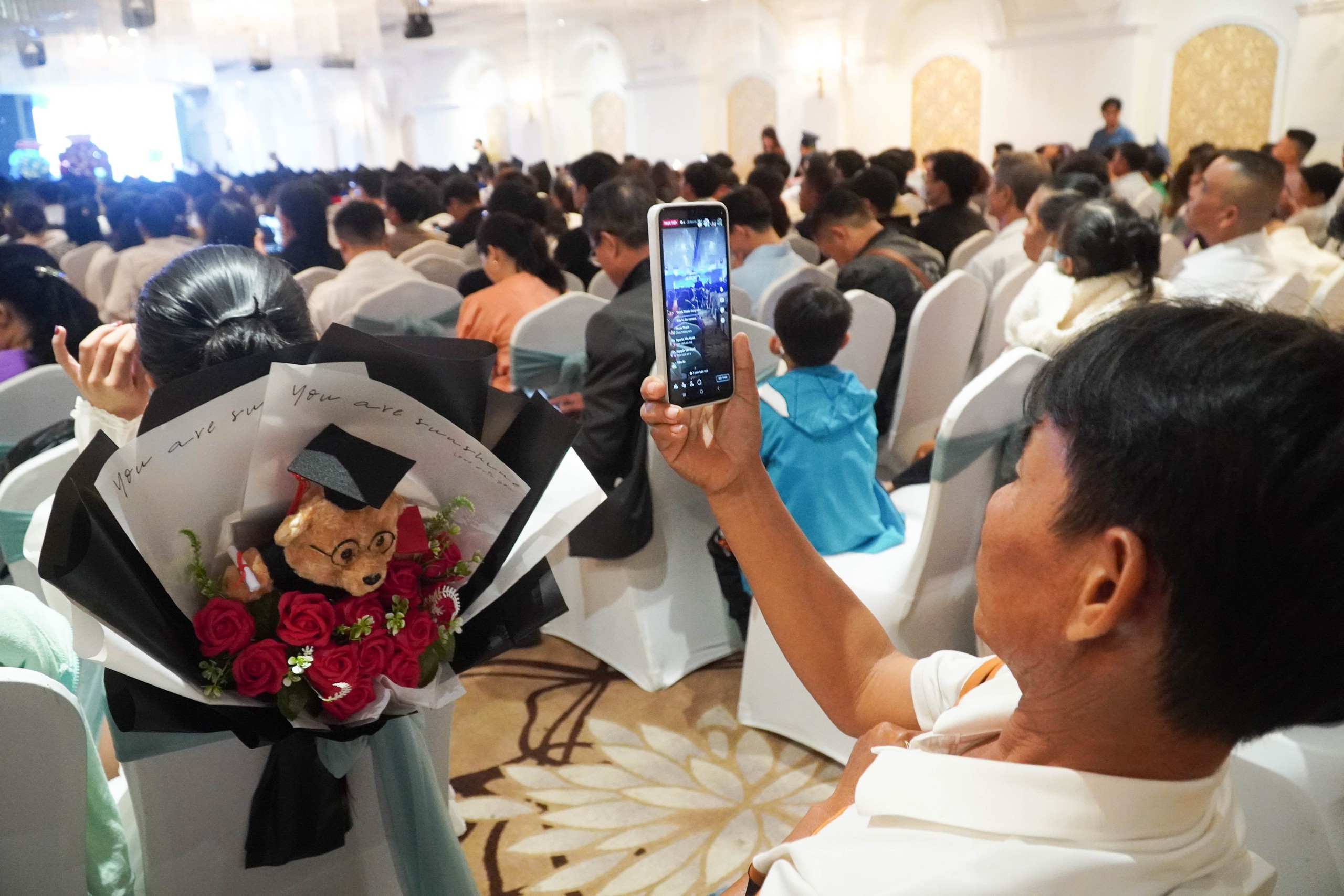 Phụ huynh bật khóc khi con vừa tốt nghiệp đã có việc làm- Ảnh 5. Phụ huynh bật khóc khi con vừa tốt nghiệp đã có việc làm- Ảnh 5.