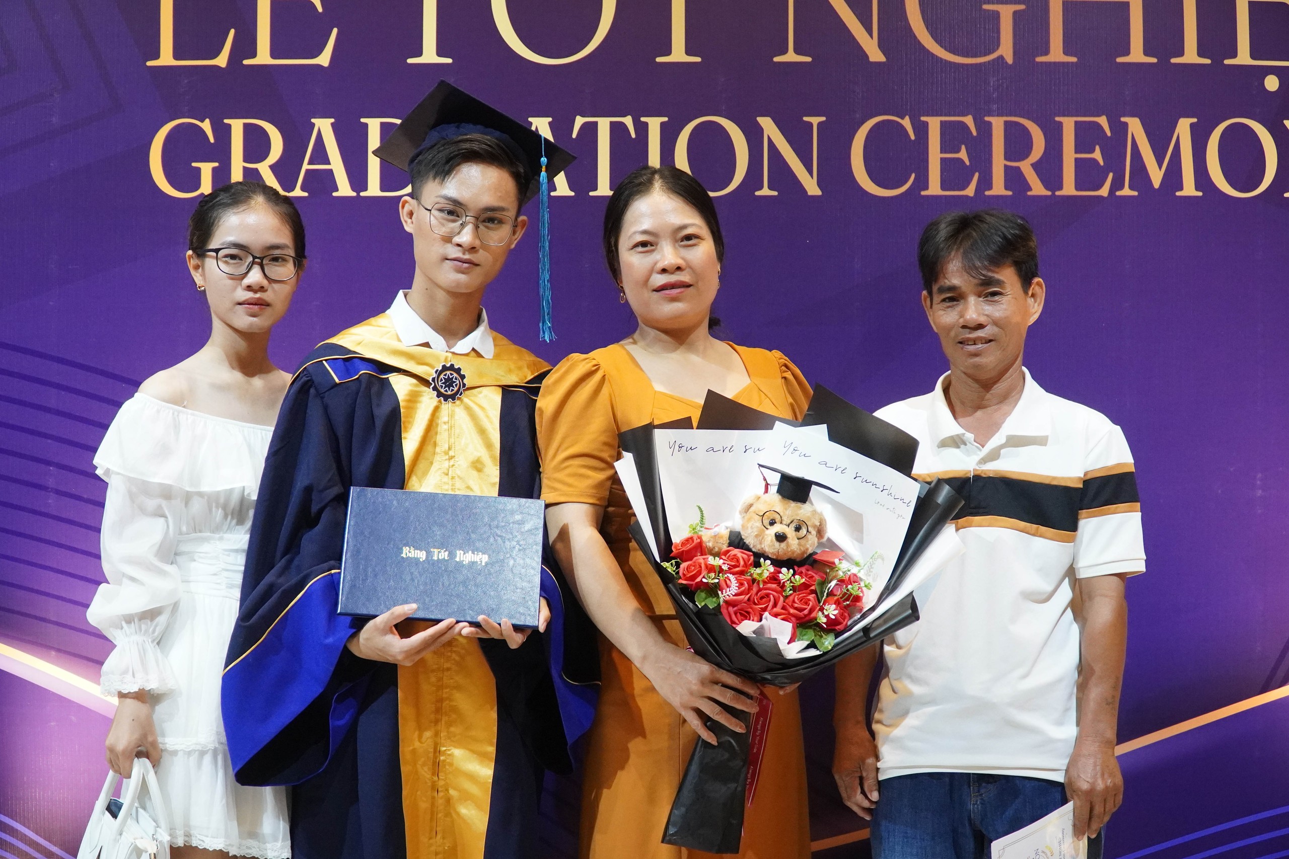 Phụ huynh bật khóc khi con vừa tốt nghiệp đã có việc làm- Ảnh 6. Phụ huynh bật khóc khi con vừa tốt nghiệp đã có việc làm- Ảnh 6.