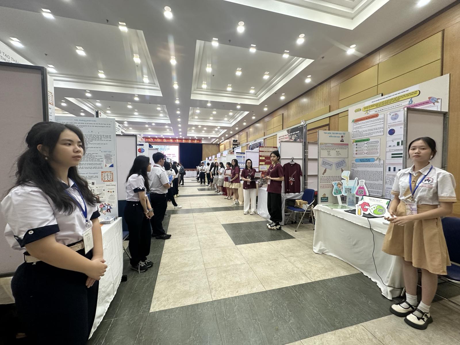 Học sinh nghiên cứu khoa học về hội chứng 'con vịt nổi' ở thanh thiếu niên- Ảnh 3. Học sinh nghiên cứu khoa học về hội chứng 'con vịt nổi' ở thanh thiếu niên- Ảnh 3.