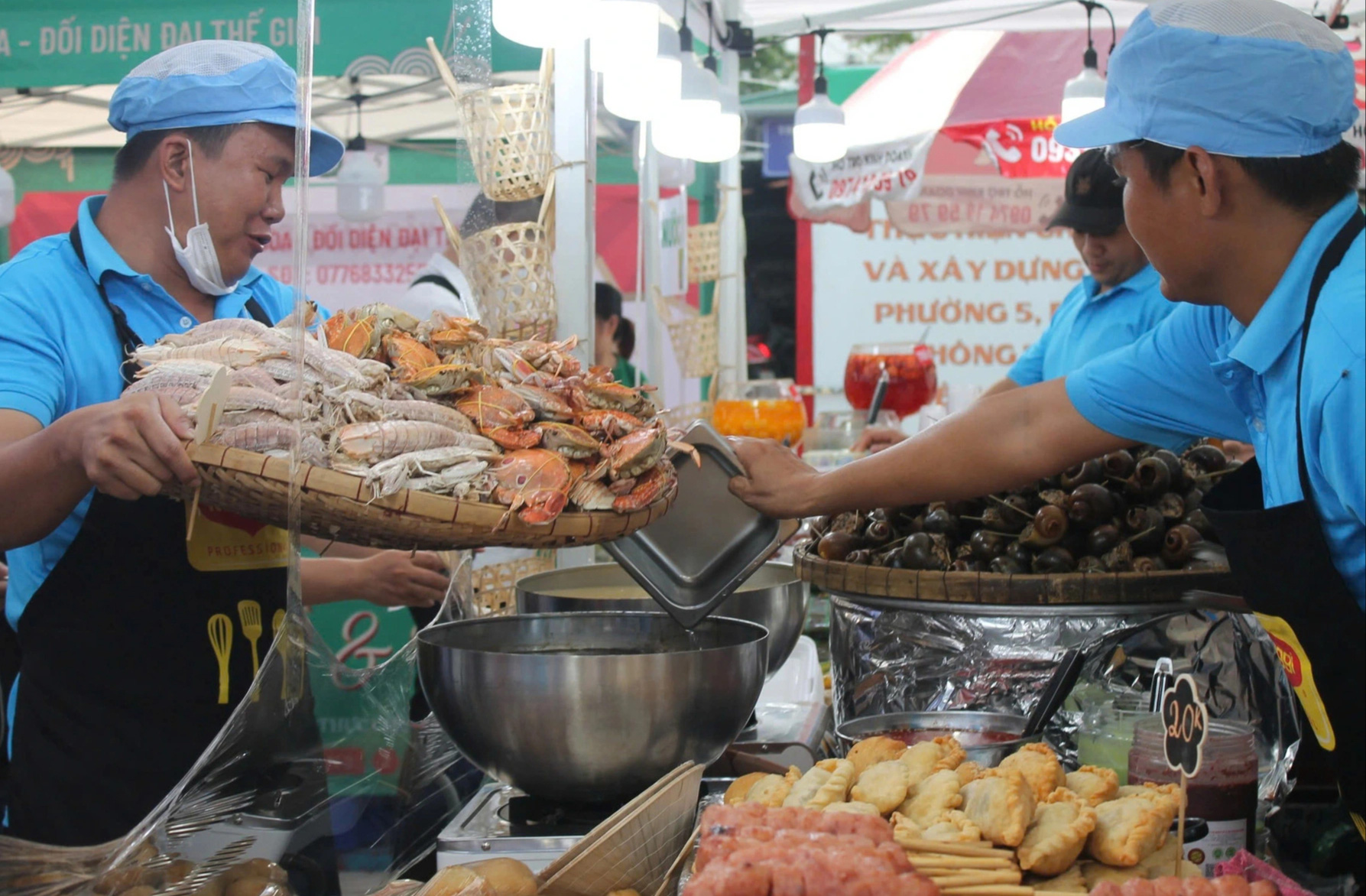 Lễ hội ẩm thực Chợ Lớn: Khách than có tiền cũng khó mua, há cảo, sủi cảo, bánh hẹ hết quá sớm - Ảnh 3. Lễ hội ẩm thực Chợ Lớn: Khách than có tiền cũng khó mua, há cảo, sủi cảo, bánh hẹ hết quá sớm - Ảnh 3.
