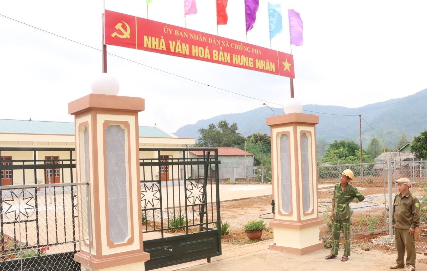 Nhà văn hóa bản Hưng Nhân, xã Chiềng Pha (huyện Thuận Châu) được đầu tư 1,8 tỷ đồng từ vốn Chương trình MTQG 1719 và bà con trong bản góp ngày công, trị giá gần 40 triệu đồng. Nhà văn hóa bản Hưng Nhân, xã Chiềng Pha (huyện Thuận Châu) được đầu tư 1,8 tỷ đồng từ vốn Chương trình MTQG 1719 và bà con trong bản góp ngày công, trị giá gần 40 triệu đồng.