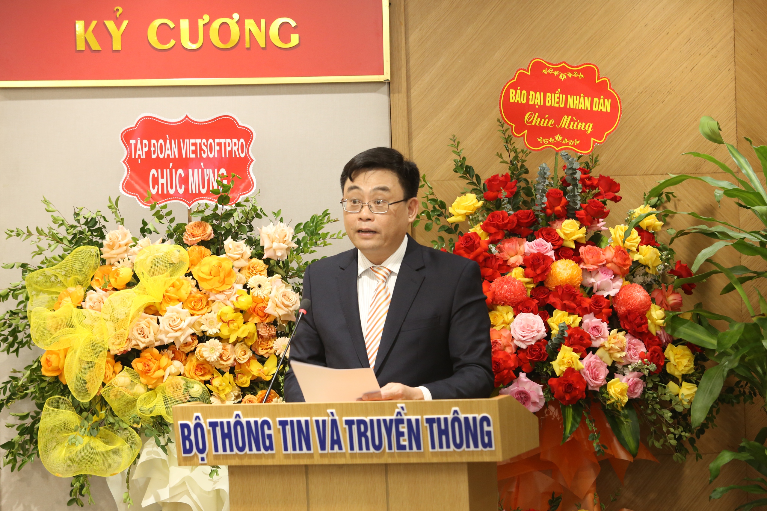 Ra mắt Nền tảng Sách, báo điện tử thiết yếu phục vụ mục tiêu, nhiệm vụ giảm nghèo về thông tin- Ảnh 4. Ra mắt Nền tảng Sách, báo điện tử thiết yếu phục vụ mục tiêu, nhiệm vụ giảm nghèo về thông tin- Ảnh 4.
