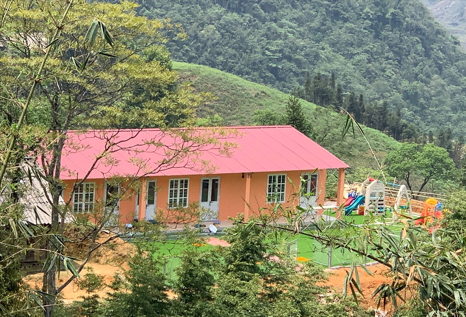 Các địa phương vùng đồng bào DTTS và miền núi đã huy động được nguồn lực từ cộng đồng để đầu tư, củng cố mạng lưới trường lớp, từ đó nâng tỷ lệ trường lớp được kiên cố hóa. (Trong ảnh: Điểm trường Mầm non Tung Quang Lìn thuộc trường Mầm non Sàng Ma Sáo huyện Bát Xát, tỉnh Lào Cai được đầu tư từ nguồn xã hội hóa) Các địa phương vùng đồng bào DTTS và miền núi đã huy động được nguồn lực từ cộng đồng để đầu tư, củng cố mạng lưới trường lớp, từ đó nâng tỷ lệ trường lớp được kiên cố hóa. (Trong ảnh: Điểm trường Mầm non Tung Quang Lìn thuộc trường Mầm non Sàng Ma Sáo huyện Bát Xát, tỉnh Lào Cai được đầu tư từ nguồn xã hội hóa)