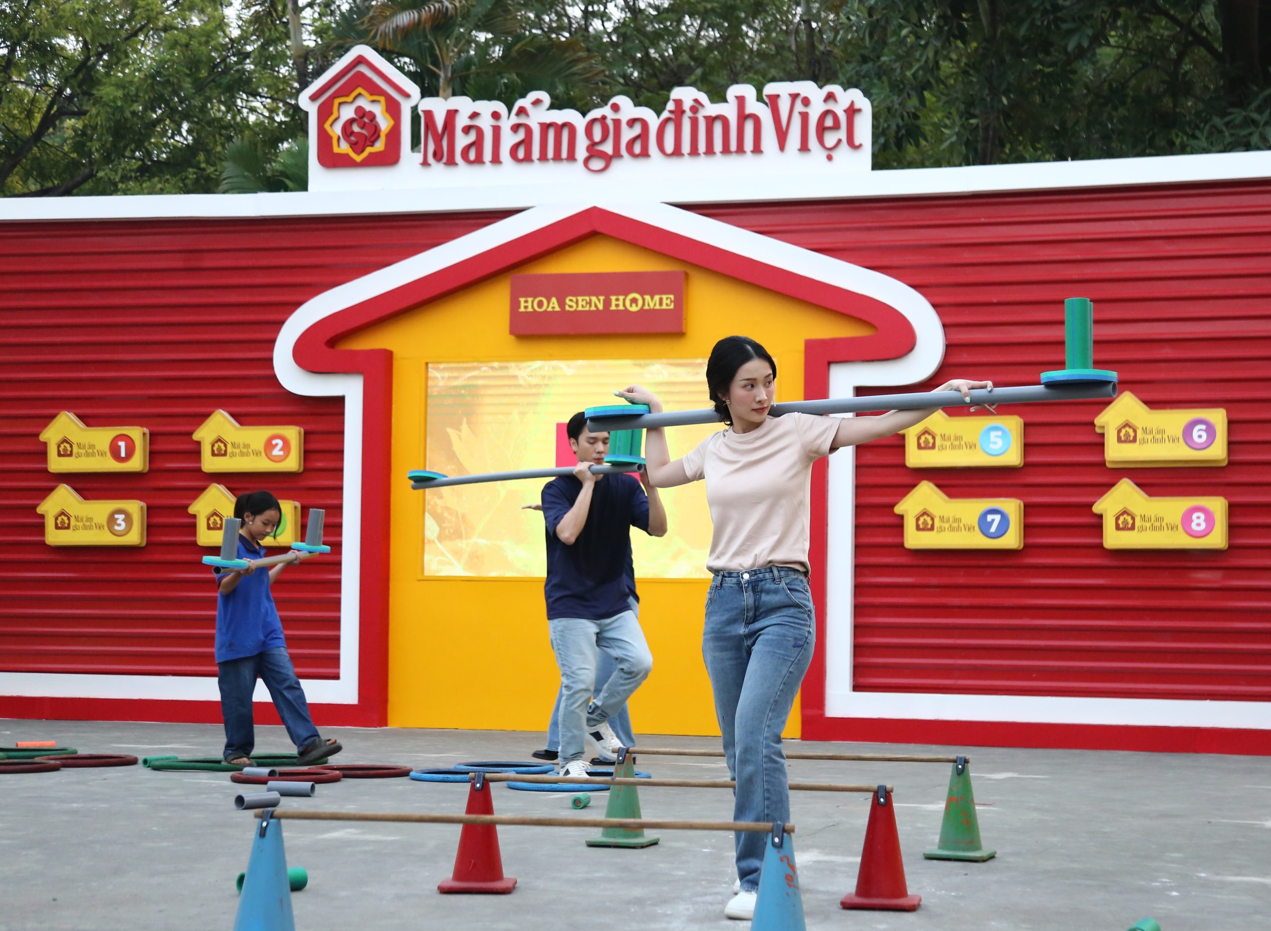 Phát triển hợp tác giữa huyện Vũ Quang (Hà Tĩnh) và Khăm Cợt (Bolykhămxay, Lào) trên mọi lĩnh vực - Vietnam.vn Diễn viên Jun Vũ và diễn viên Hải Nam thực hiện thử thách của chương trình.