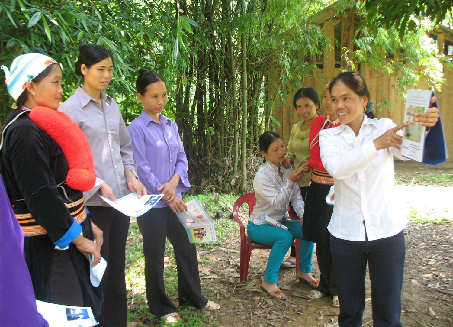Thông tin về nhân viên y tế thôn bản trong cuộc điều tra thực trạng kinh tế - xã hội của 53 DTTS lần thứ IV năm 2024 sẽ là cơ sở để nghiên cứu, xây dựng cơ chế, chính sách để duy trì, phát triển mạng lưới y tế thôn, bản - cánh tay nối dài của ngành y tế tới rộng khắp các khu vực vùng sâu, vùng xa, vùng khó khăn của đất nước. (Trong ảnh: Nhân viên y tế thôn bản tỉnh Bắc Kạn truyền thông về chăm sóc sức khỏe, kế hoạch hóa gia đình tại cộng đồng) Thông tin về nhân viên y tế thôn bản trong cuộc điều tra thực trạng kinh tế - xã hội của 53 DTTS lần thứ IV năm 2024 sẽ là cơ sở để nghiên cứu, xây dựng cơ chế, chính sách để duy trì, phát triển mạng lưới y tế thôn, bản - cánh tay nối dài của ngành y tế tới rộng khắp các khu vực vùng sâu, vùng xa, vùng khó khăn của đất nước. (Trong ảnh: Nhân viên y tế thôn bản tỉnh Bắc Kạn truyền thông về chăm sóc sức khỏe, kế hoạch hóa gia đình tại cộng đồng)