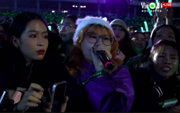 Khán giả lên tiếng khi có người bị ngất tại concert.