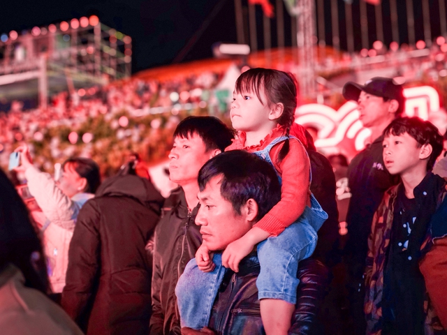 Người dân đổ về xem chương trình nghệ thuật bên hồ Xuân Hương - Ảnh 3. Người dân đổ về xem chương trình nghệ thuật bên hồ Xuân Hương - Ảnh 3.