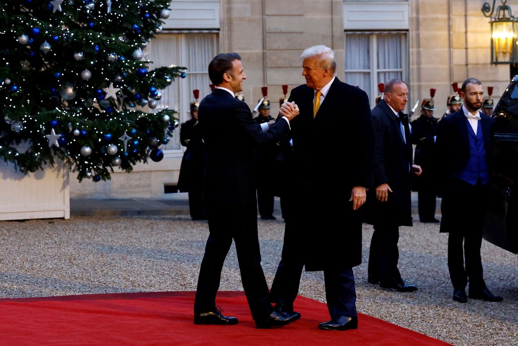 'Cuộc so kè' bắt tay của ông Trump và ông Macron- Ảnh 2. 'Cuộc so kè' bắt tay của ông Trump và ông Macron- Ảnh 2.
