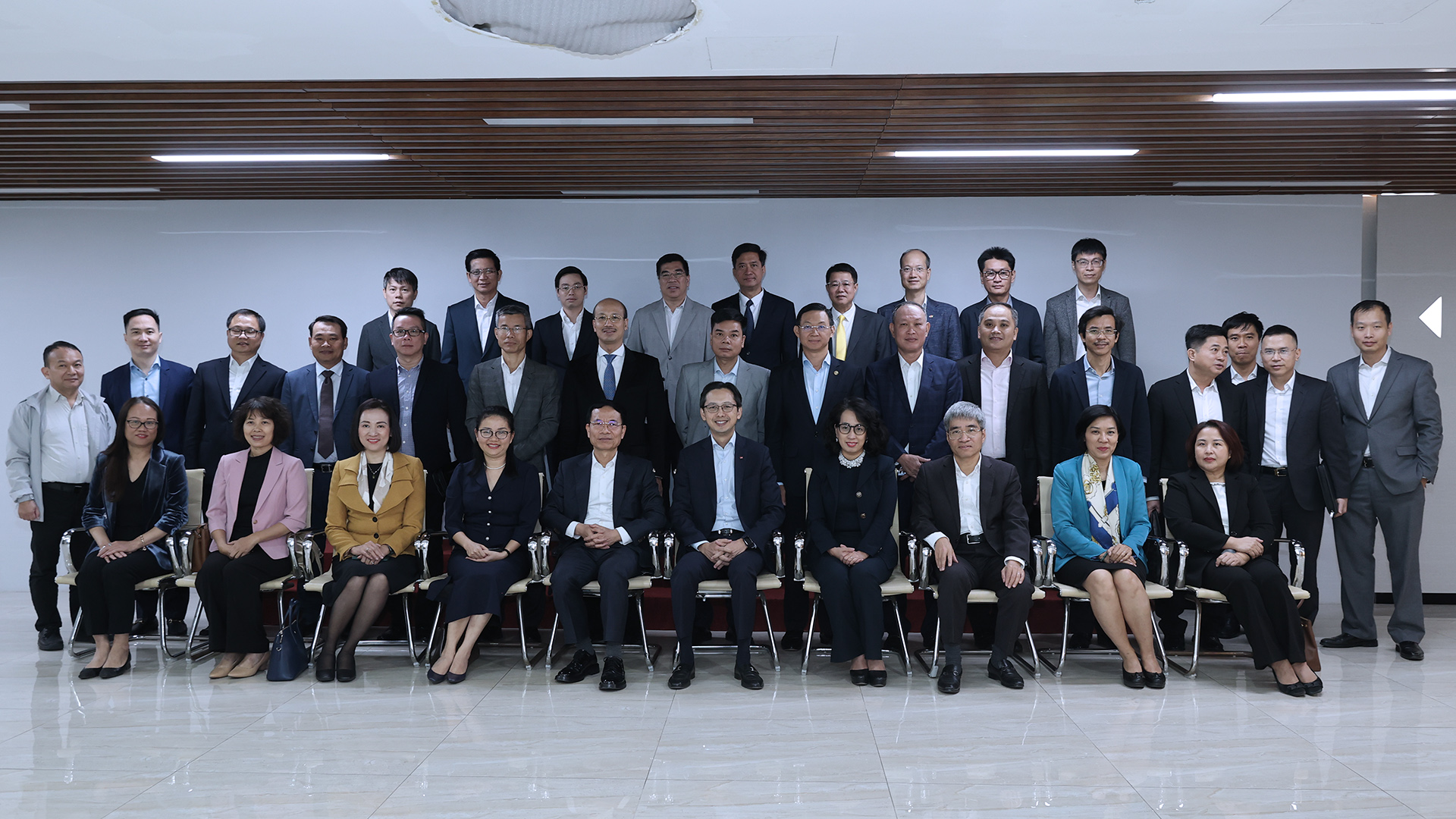 Bộ trưởng Nguyễn Mạnh Hùng làm việc với trưởng các cơ quan đại diện Việt Nam ở nước ngoài nhiệm kỳ 2025-2028 - Ảnh 4.